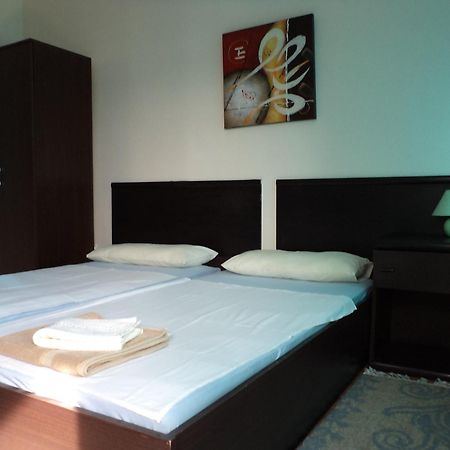 Motel Le Village Скоп'є Екстер'єр фото